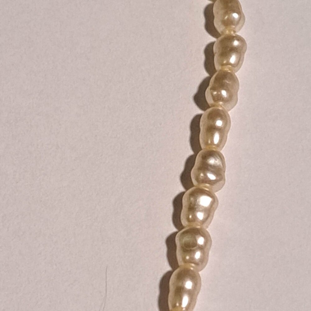 Joe Fresh pearl like beads with metal clasp - Picture 4 of 4